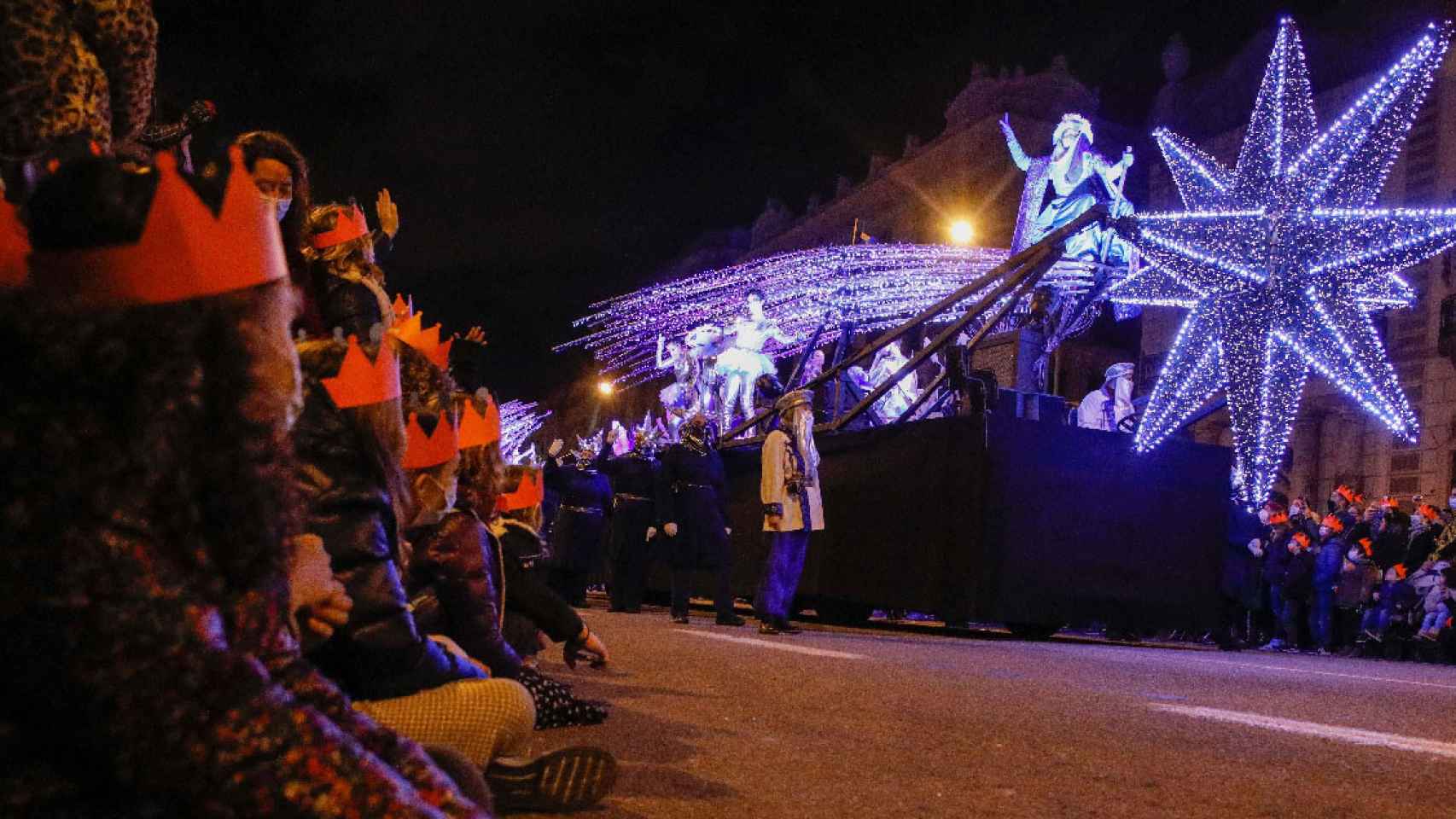 Una carroza pasa durante la cabalgata de los Reyes Magos, a 5 de enero de 2022, en Barcelona / KIKE RINCÓN - EUROPA PRESS