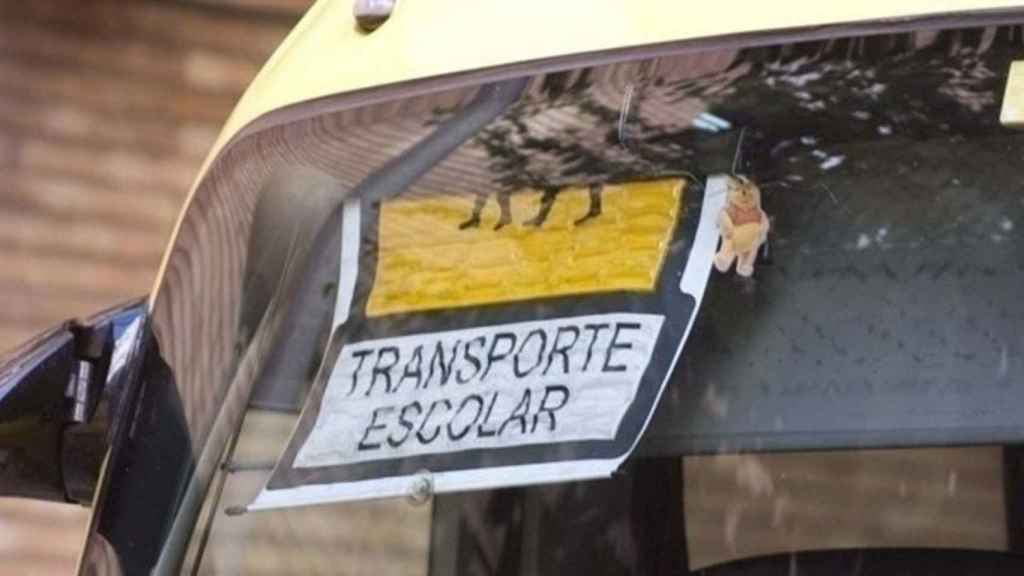 Autobús de transporte escolar, donde sigue siendo obligatorio el uso de la mascarilla que las familias exigen quitar /EP