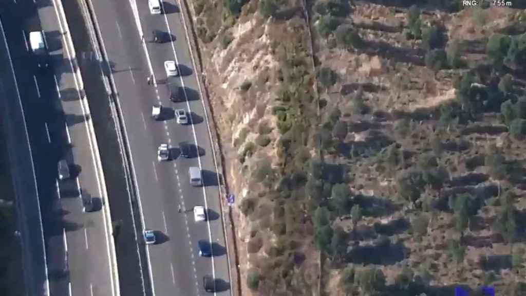 Un incendio en la AP-7 junto a la frontera francesa corta la vía / TRÀNSIT