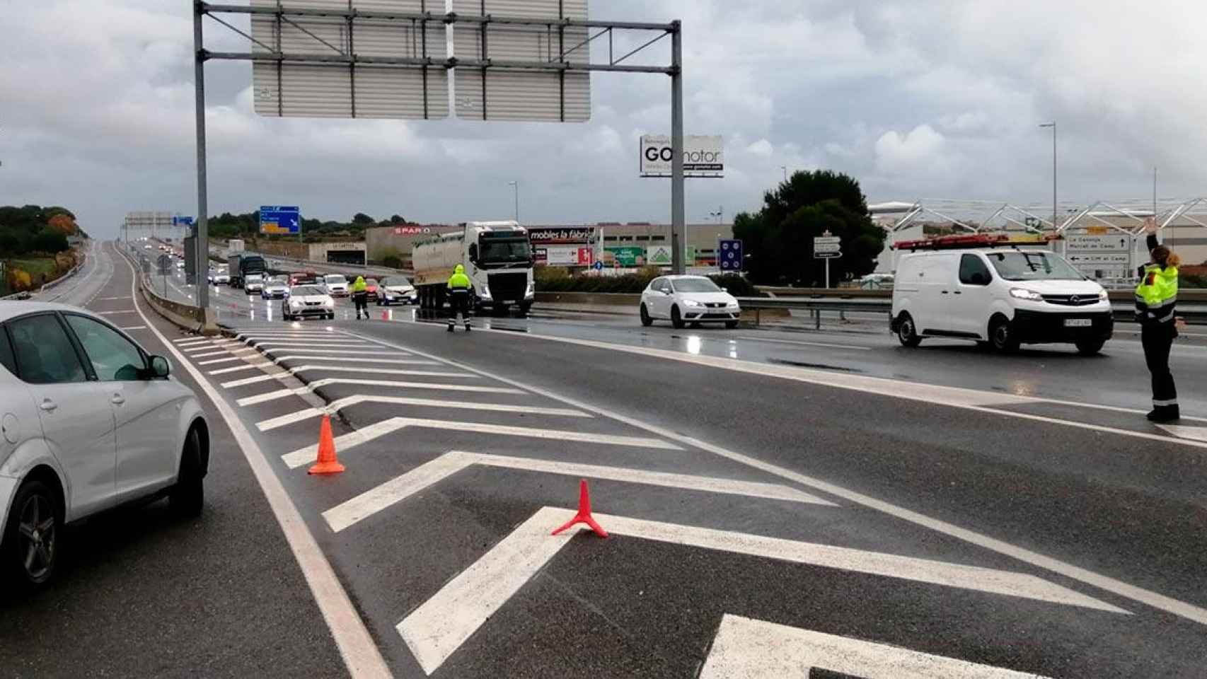 Una carretera afectada por el temporal Celia / TRÀNSIT