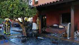 Imagen de la vivienda de Torrelles de Llobregat (Barcelona) tras la extinción del incendio de esta mañana / BOMBERS