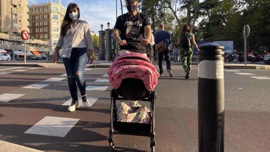 Padres de paseo con su hijo tras el confinamiento / EP