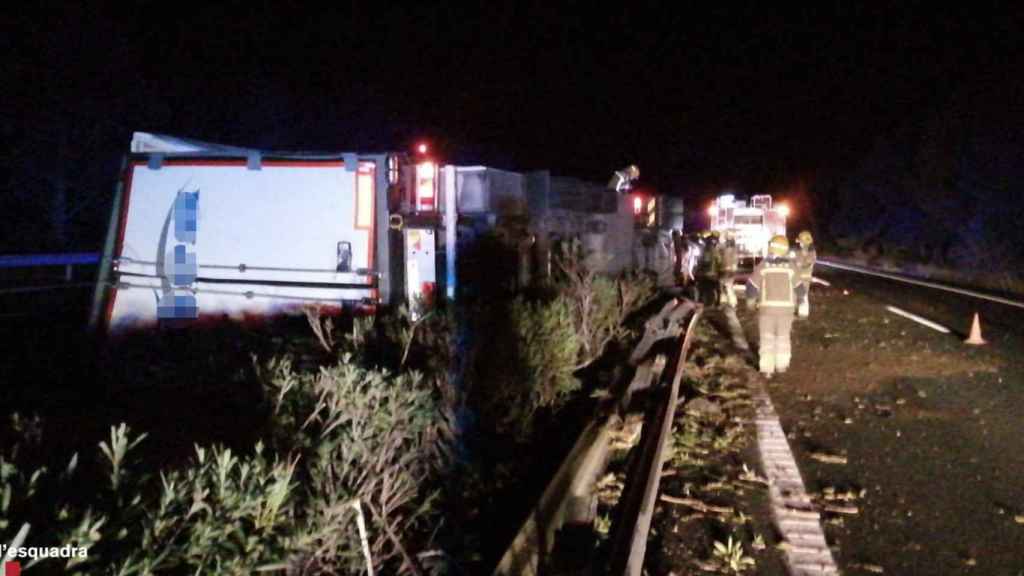 Camión con sustancias peligrosas, volcado en la vía tras el accidente / MOSSOS D'ESQUADRA