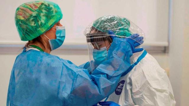 Una sanitaria se prepara para realizar pruebas de anticuerpos por coronavirus / EFE