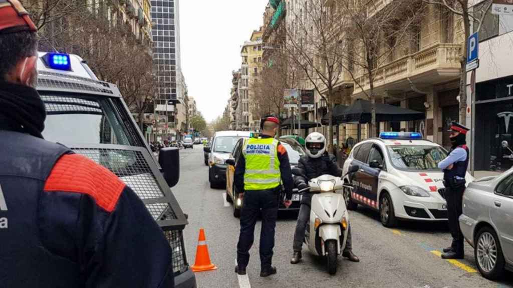 Agentes de Mossos como los que detuvieron al ladrón de la gasolinera en Rubí / MOSSOS