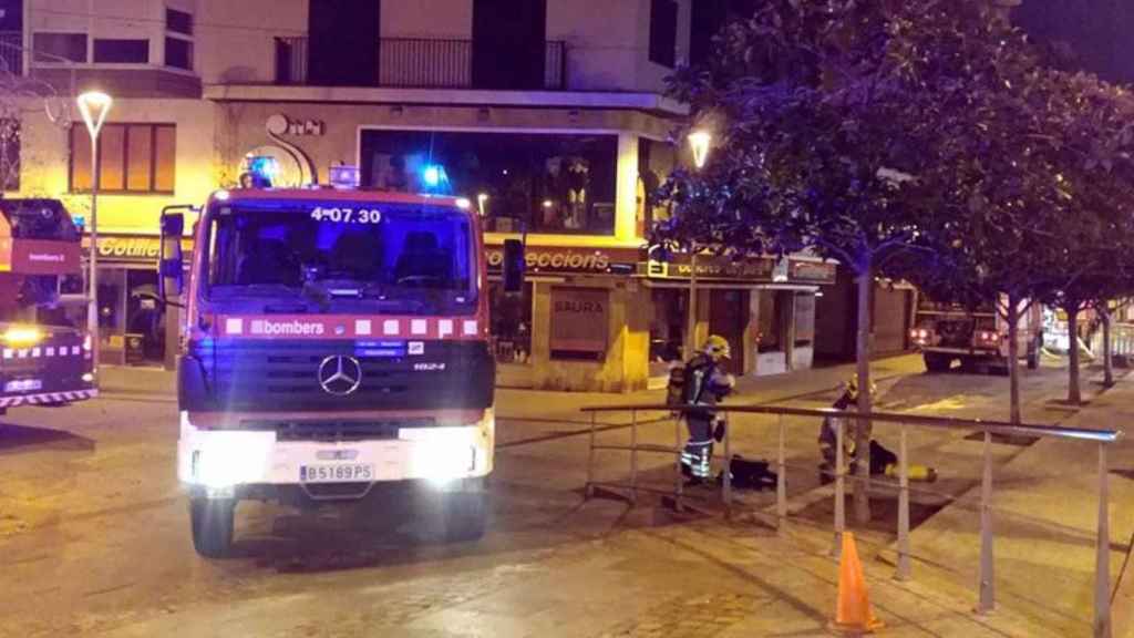 Varias dotaciones de bomberos actúan en un incendio en Blanes / BOMBERS