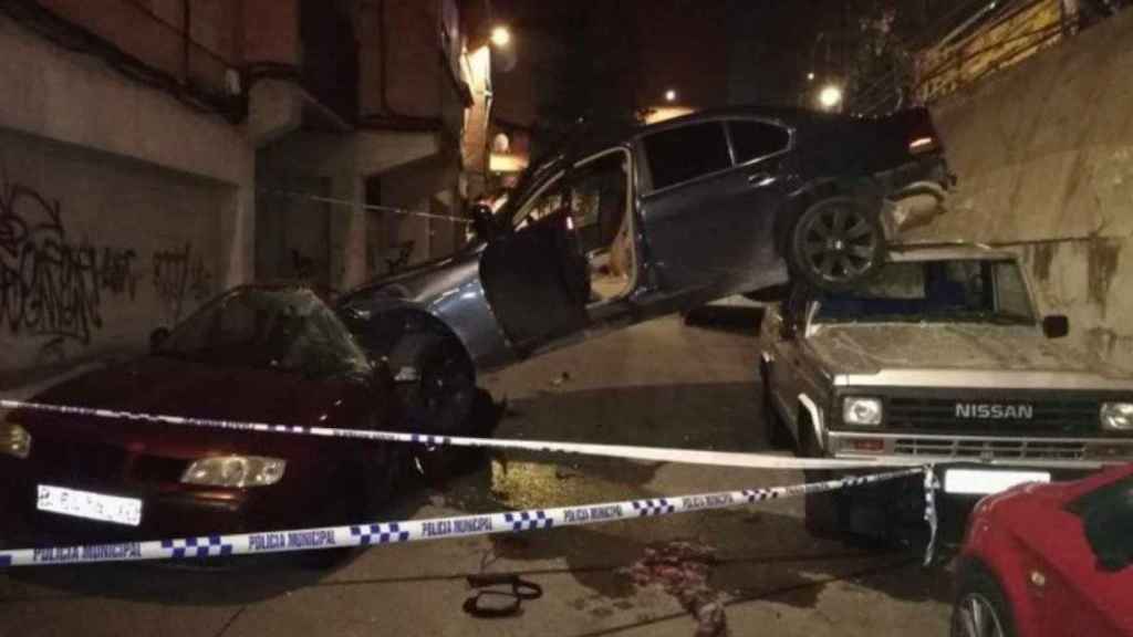 Un coche sobre otros dos vehículos tras un espectacular accidente en Terrassa / @laxemeneiaTRS