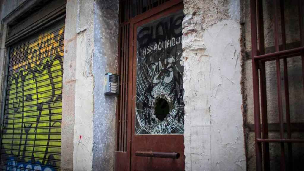 La puerta de una finca de la calle de los Assanadors okupada / HUGO FERNÁNDEZ