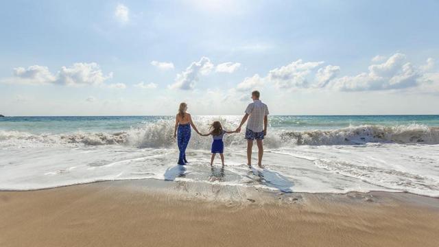 Familia de vacaciones de verano en la playa / UNSPLASH