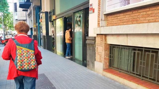 Imagen del 'coffee shop' que intoxica el colegio y congregación salesiana María Auxiliadora de Barcelona / CG