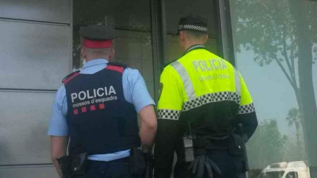 Un agente de la Guardia Urbana junto a un mosso d'Esquadra / AJ. BCN