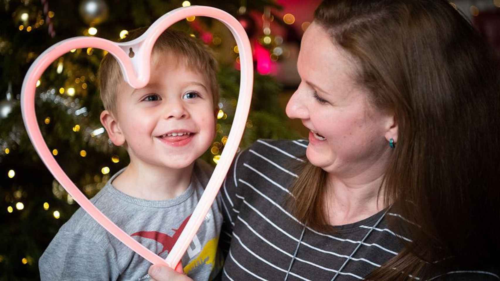 Billy Hopkin, el niño cuyo corazón controla las luces navideñas de Londres, y su madre Rebecca / TINY TICKERS