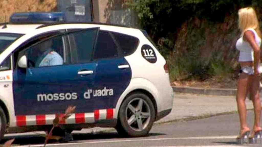 Una prostituta conversa con un mosso d'esquadra en La Jonquera / EE