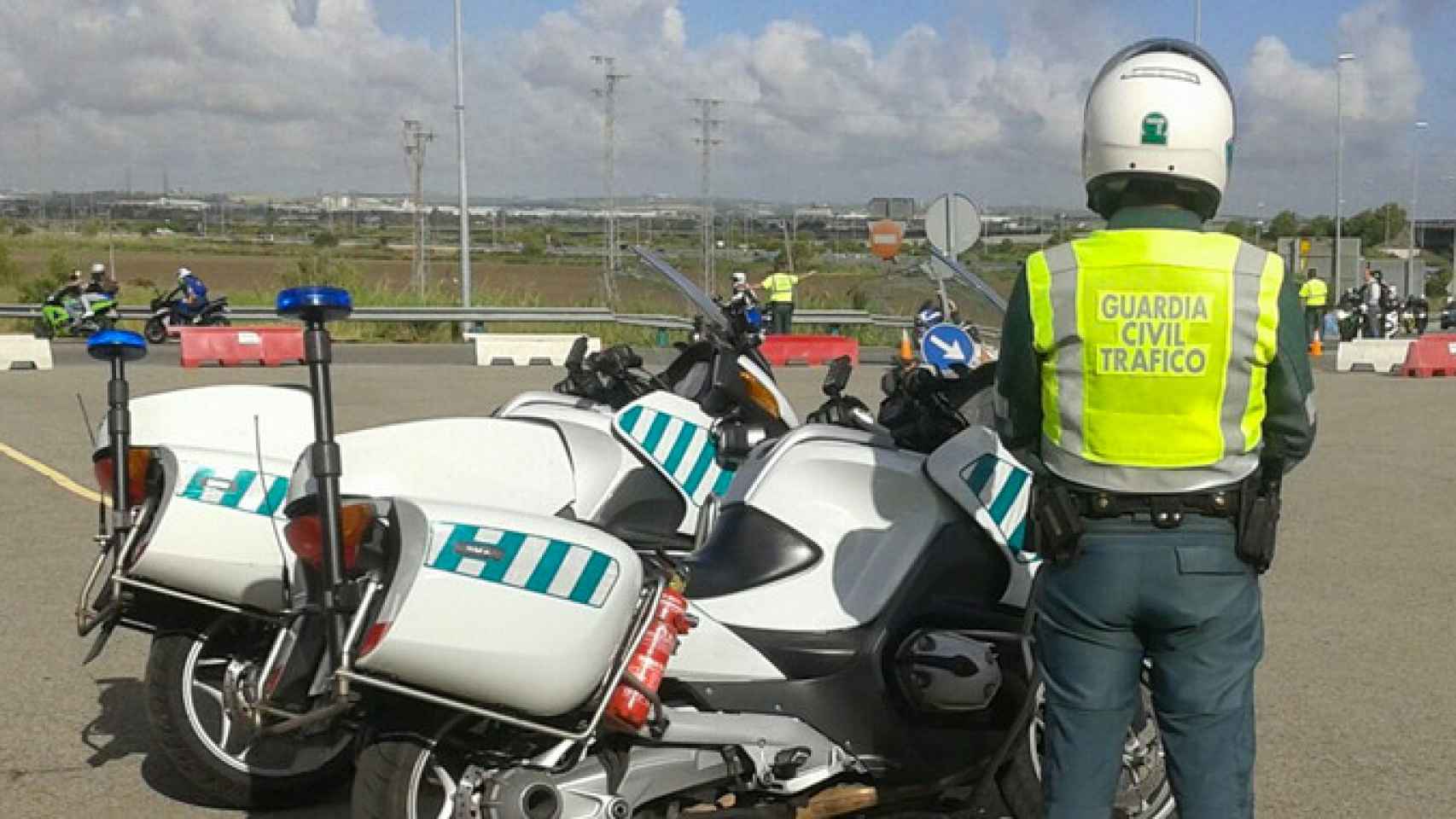 Un agente de tráfico de la Guardia Civil, en una foto de archivo / GUARDIA CIVIL