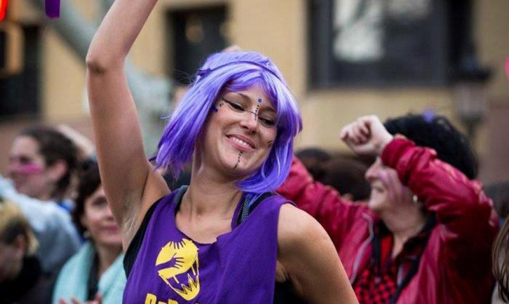 Una mujer en la manifestación feminista del 8M en Barcelona contra la violencia machista / EFE