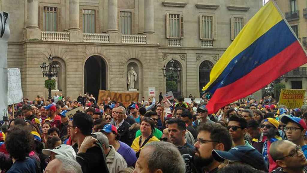 Venezolanos en la plaza Sant Jaume de Barcelona, foto de archivo