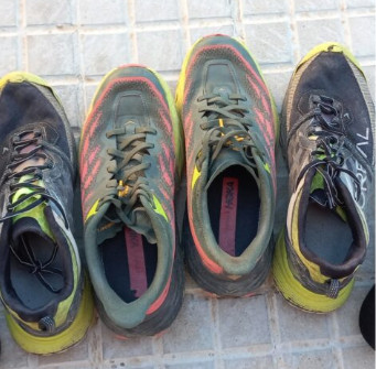 Michael Evans muestra varios pares de zapatillas consumidos durante el recorrido / CEDIDA