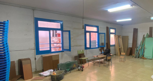 El aula de educación física infantil con el material de las obras de los operarios / TWITTER