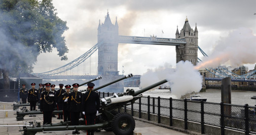 El saludo de armas para marcar la declaración formal del rey Carlos III / EFE