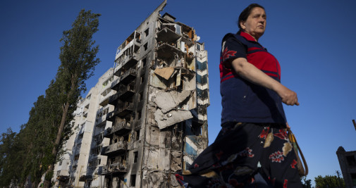 Una mujer camina hoy cerca a un edificio destruido por los bombardeos rusos, en Borodyanka (Ucrania) / EFE - Orlando Barría