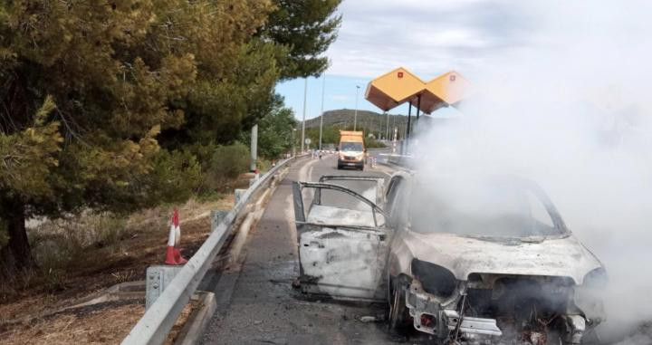 Coche en llamas en El Vendrell / BOMBERS