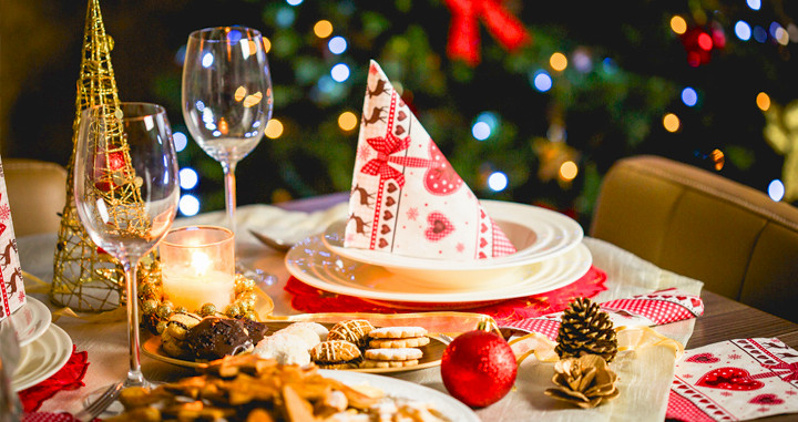 Mesa decorada para Nochebuena / PEXELS