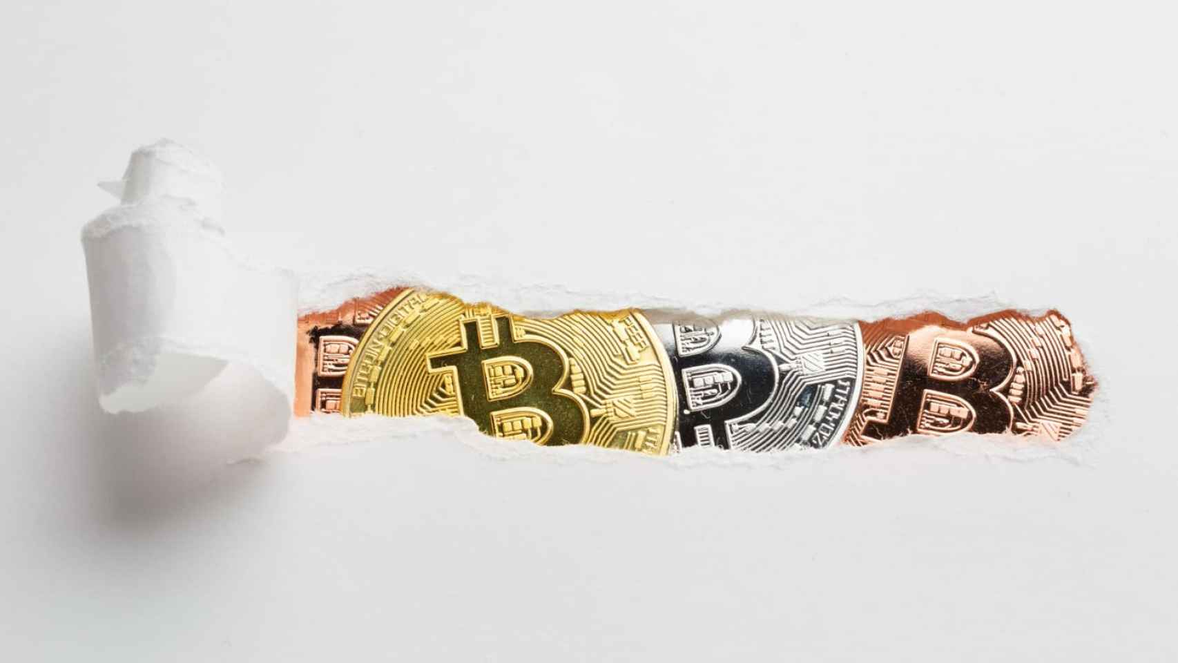 Papel rasgado y Bitcoins