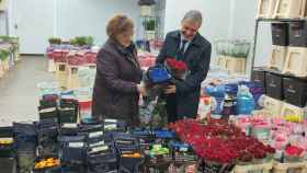 Montserrat Ballarín (i), presidenta de Mercabarna, y Jaume Collboni (d), primer teniente de Barcelona, durante la presentación de previsiones de venta de rosas para este Sant Jordi en Mercabarna-flor / CARLOS MANZANO (CG)