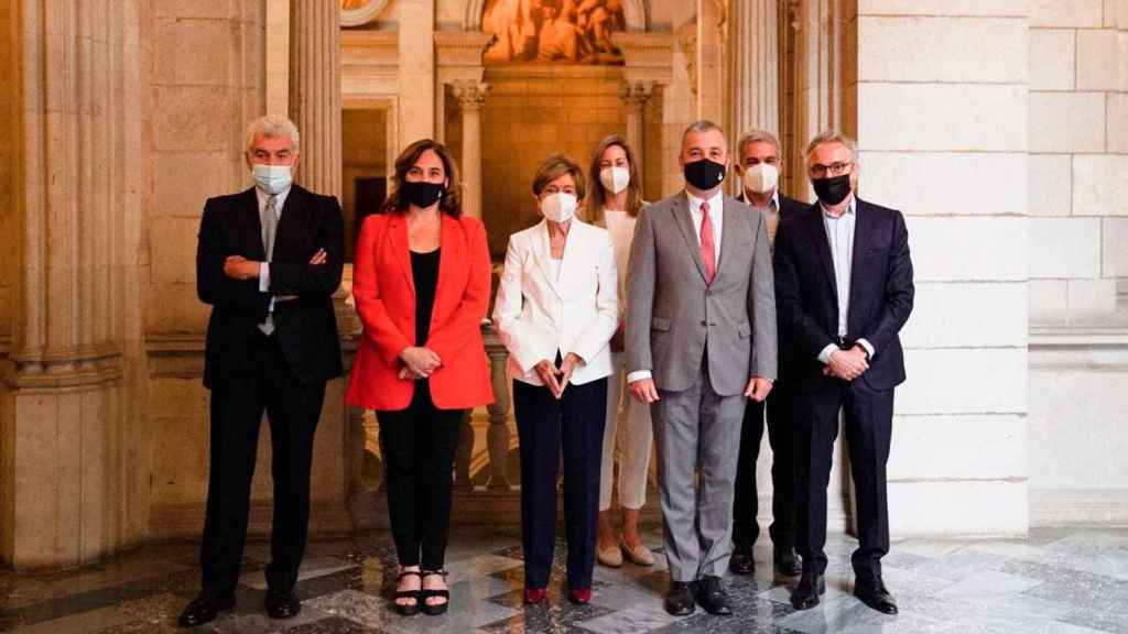 Ada Colau, alcaldesa de Barcelona, y Jaume Collboni, primer teniente de alcalde, con María Guasch (c), viuda de Mariano Puig / CG