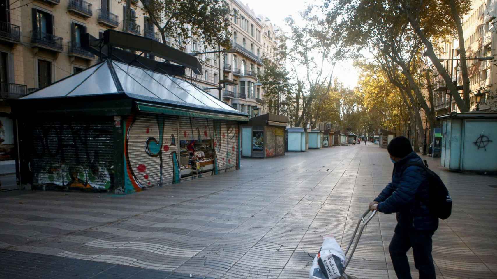 Las Ramblas de Barcelona vacías ya antes del cierre perimetral por la crisis del Covid-19 / QUIQUE GARCÍA (EFE)