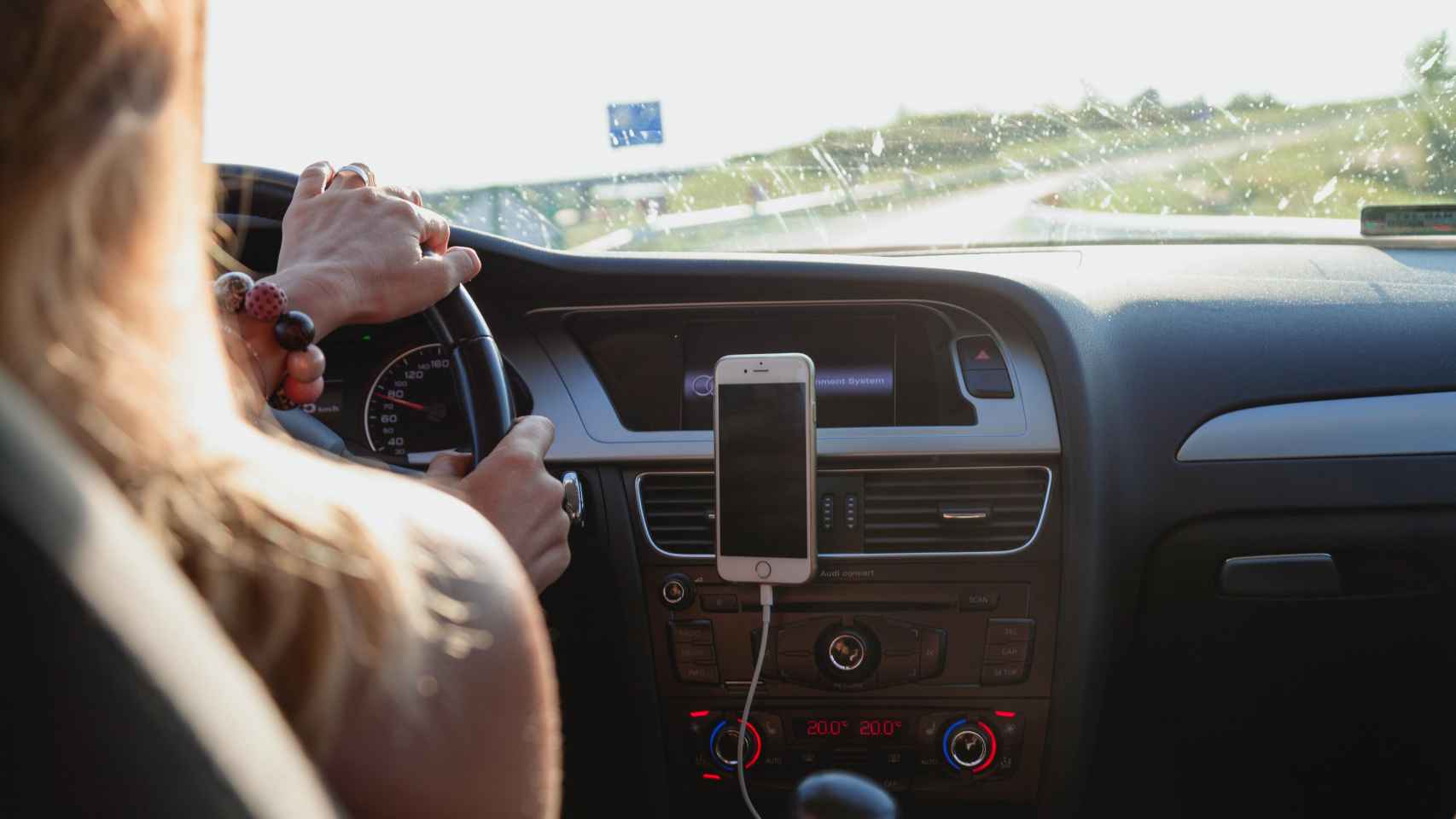 Una conductora circula con las medidas de seguridad vial correctas en una imagen de archivo / CG