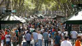 Turistas pasean por Las Ramblas de Barcelona / EFE