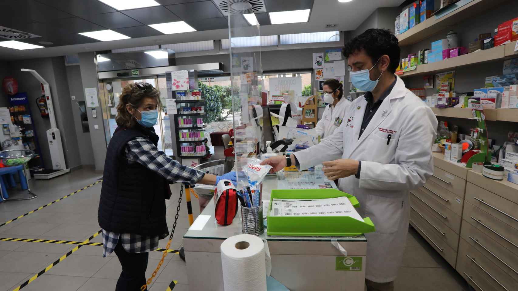 Una farmacia vende mascarillas durante el estado de alarma / EP