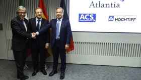 Florentino Pérez (c), Giovanni Castellucci (i) y Marcelino Fernández Verdes (d) en la presentación de la nueva cúpula de Abertis / EFE