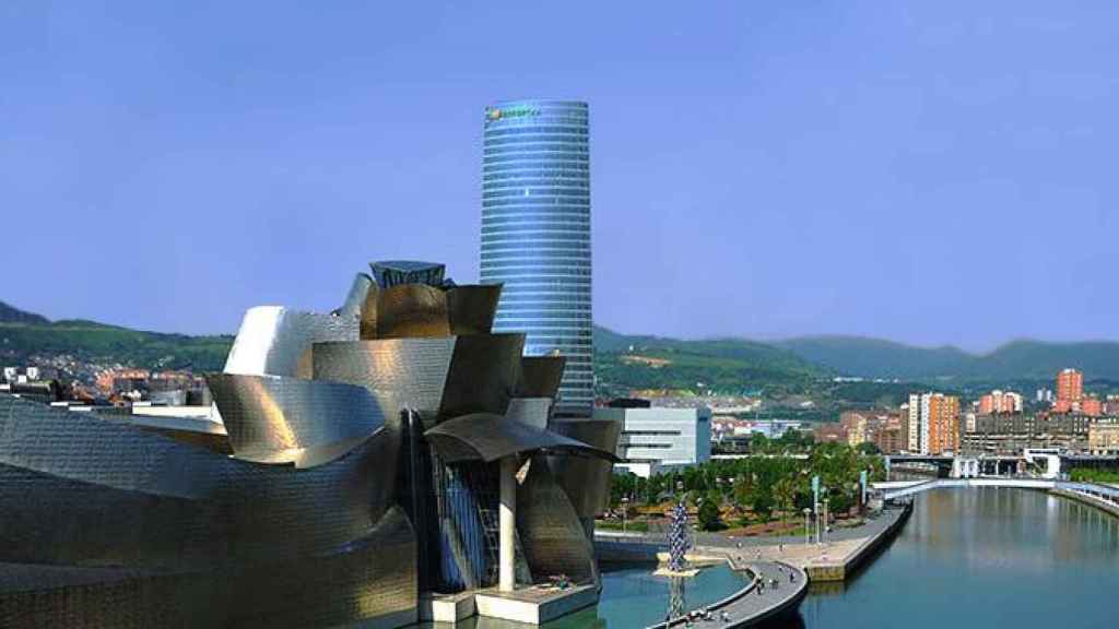 La torre Iberdrola en Bilbao, sede de la compañía, detrás del Guggenheim