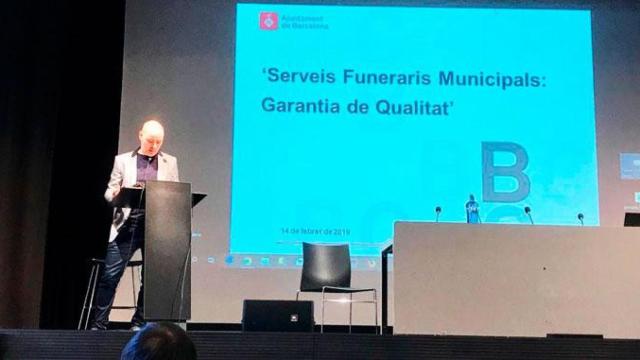 Eloi Badia, durante su acto-mitin preelectoral sobre el proyecto de funeraria municipal en Barcelona / CG