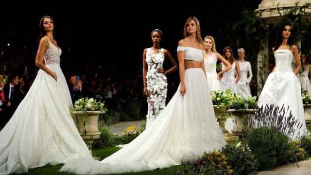 El desfile de Pronovias en la semana de la moda nupcial de Barcelona de 2018, llamada ahora Valmont Barcelona Bridal Fashion Week / EFE
