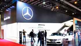 Imagen de un estand de Mercedes-Benz, que ha cancelado un encuentro en Barcelona, en una edición pasada del Salón del Automóvil de Ginebra / WAGG