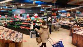 Imagen de una mujer en la sección de alimentos frescos de un supermercado / EFE