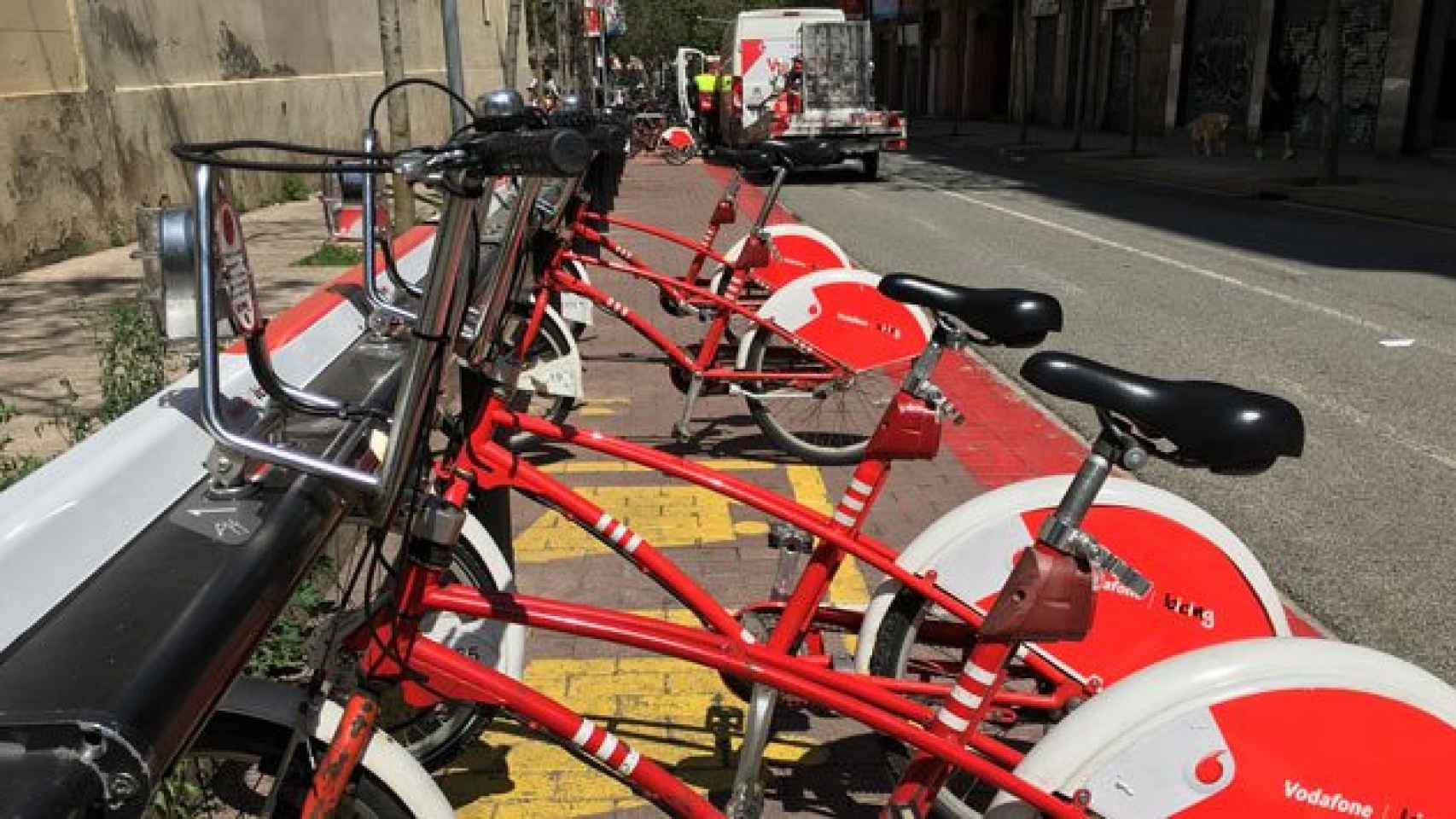 Un trabajador del Bicing de Barcelona repone bicicletas en una de las paradas / CG