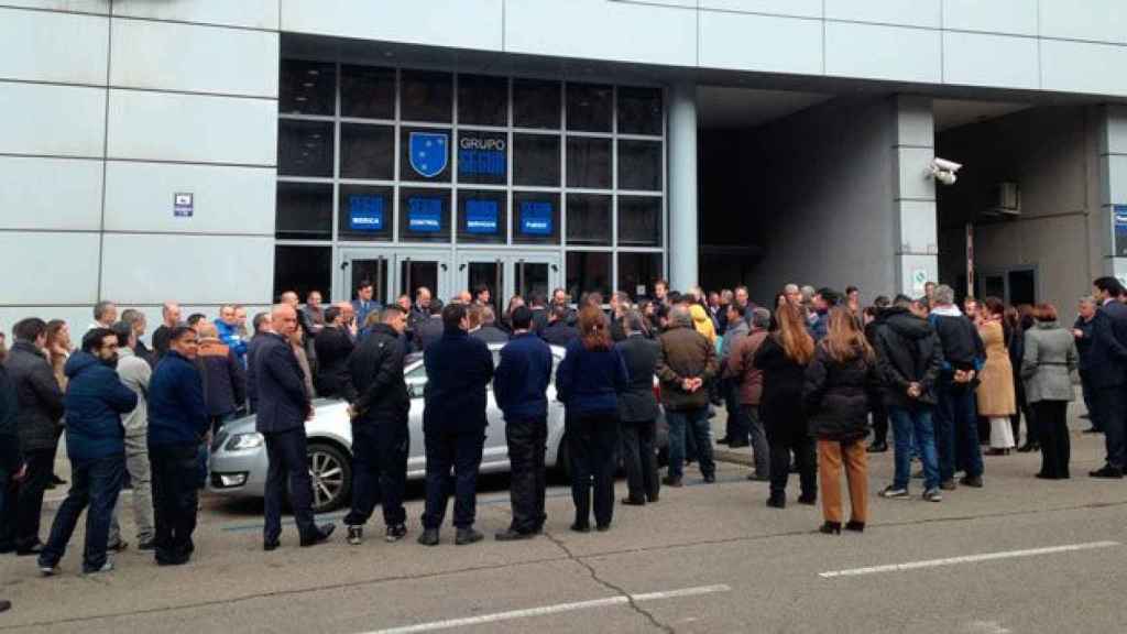 Trabajadores de Segur Ibérica, compañía de seguridad privada, en la puerta de la sede / CG