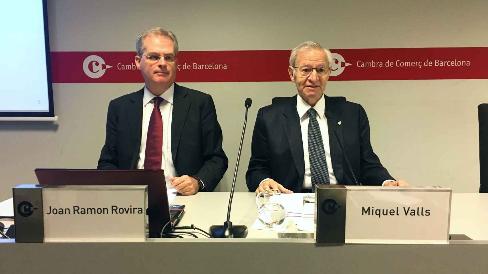 El jefe de estudios económicos de la Cambra de Comerç de Barcelona,  Joan Ramon Rovira, y el presidente de la institución, Miquel Valls / EFE