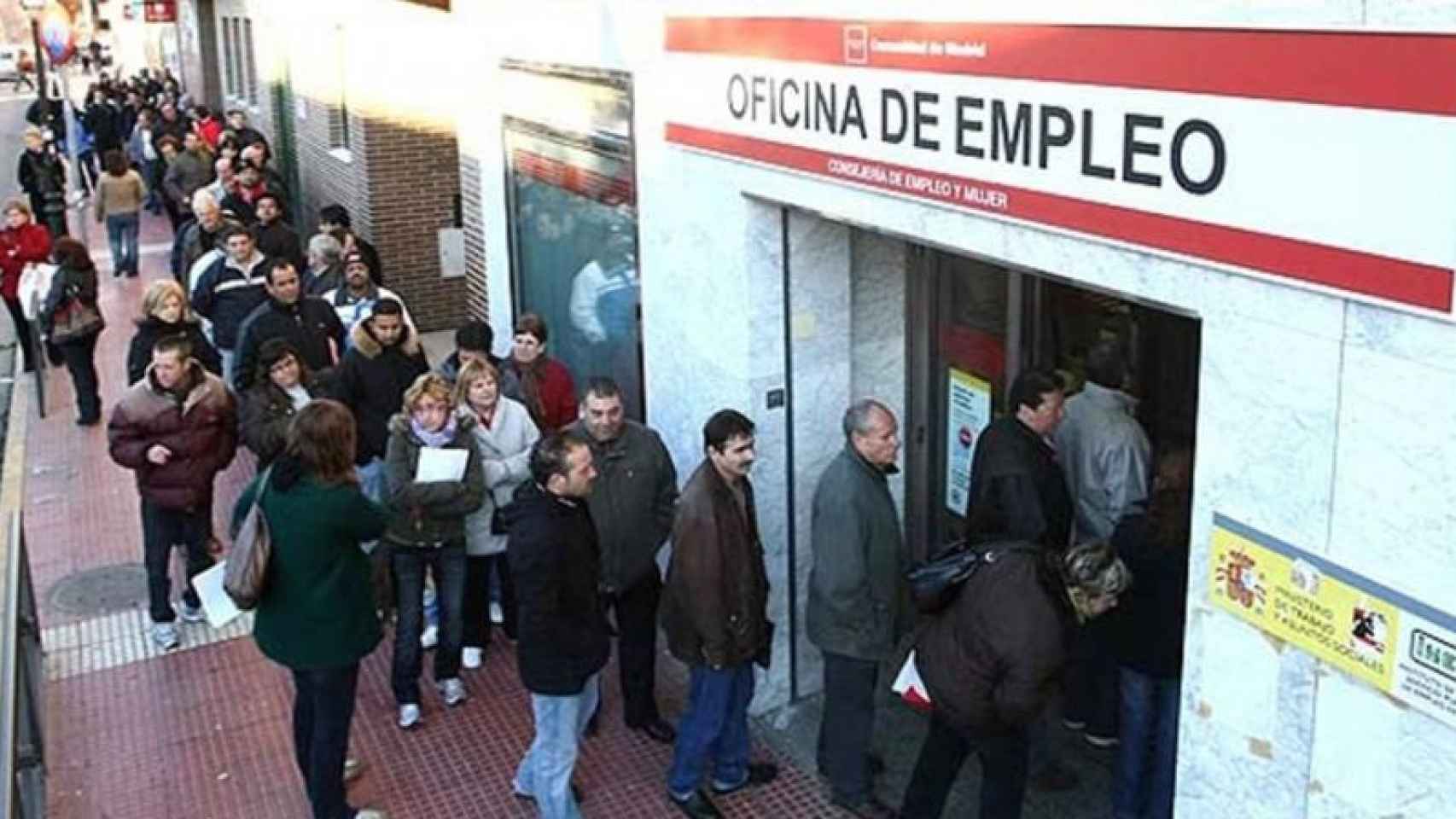 Parados haciendo cola en las oficinas de Empleo