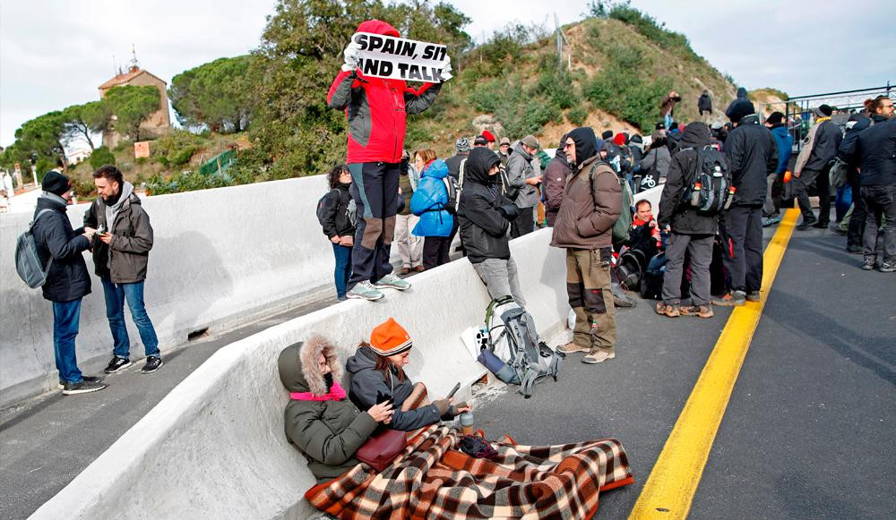 Imagen diurna del corte de la frontera con Francia en La Jonquera (Girona) / EFE