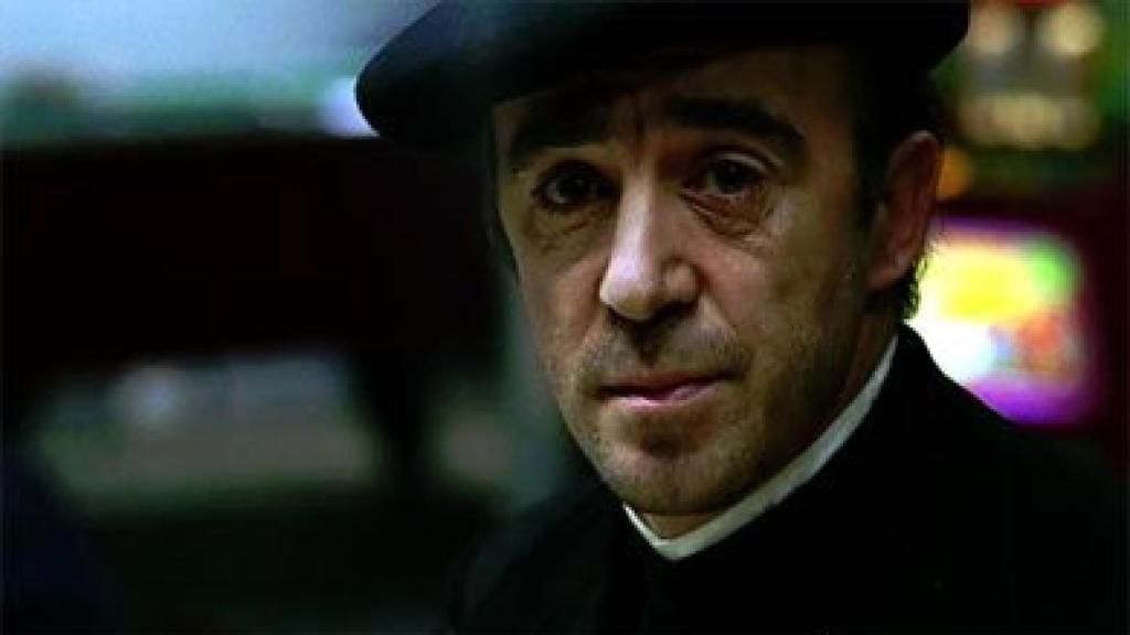 Álex Angulo caracterizado como el padre Ángel Berriatua en 'El día de la bestia'