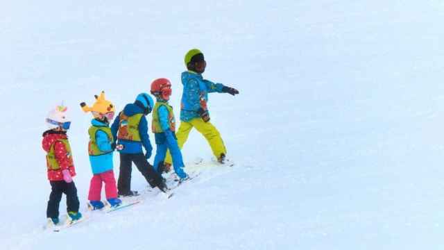 Niños aprendiendo a esquiar sobre nieve / Maxwell Ingham en UNSPLASH
