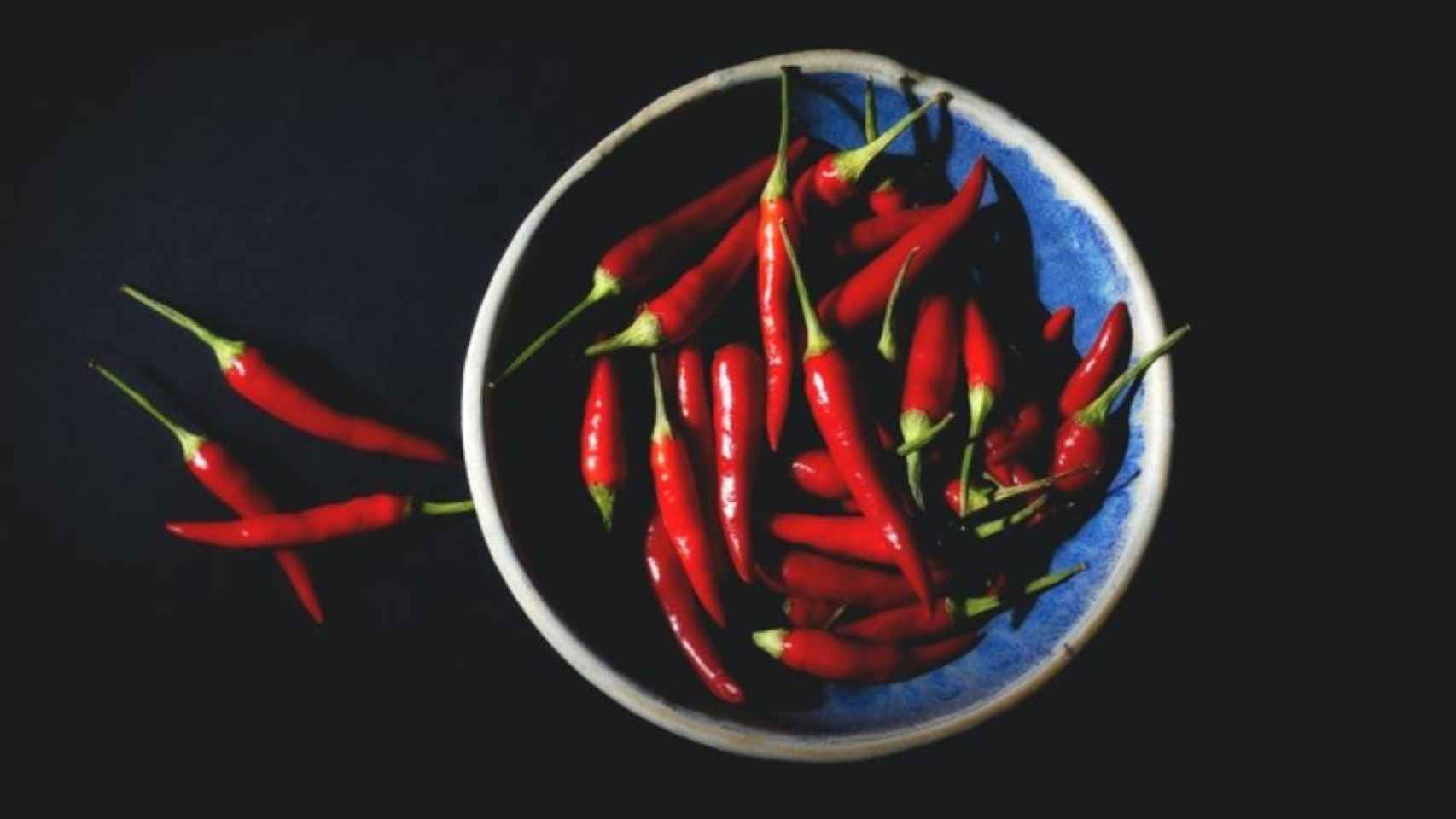 Plato de chiles, una comida picante / THOMAS EVANS - UNSPLASH