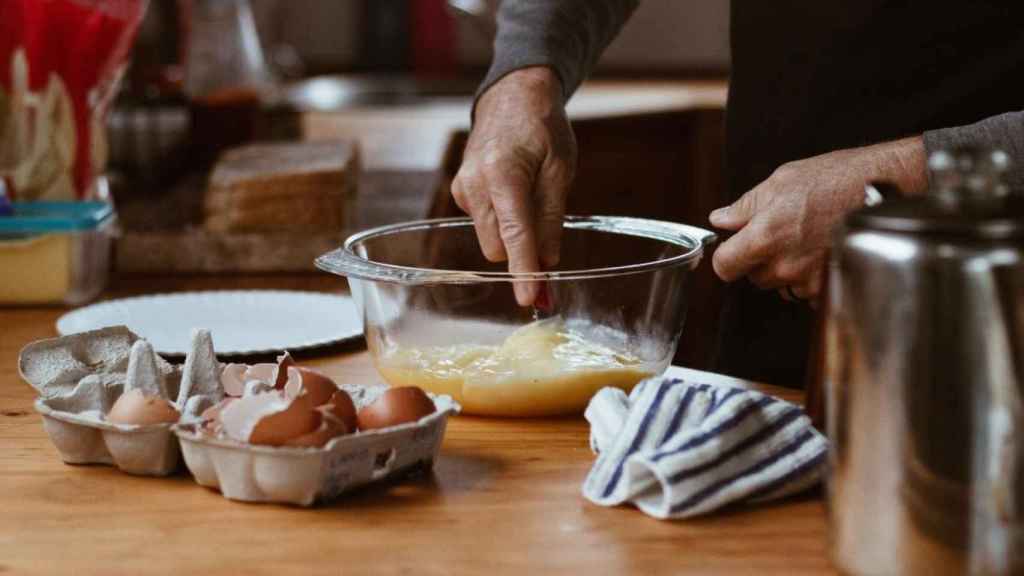 Preparando los ingredientes para una receta en el microondas / Sincerely Media en UNSPLASH