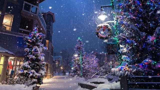 Lugar nevado con luces de Navidad / UNSPLASH