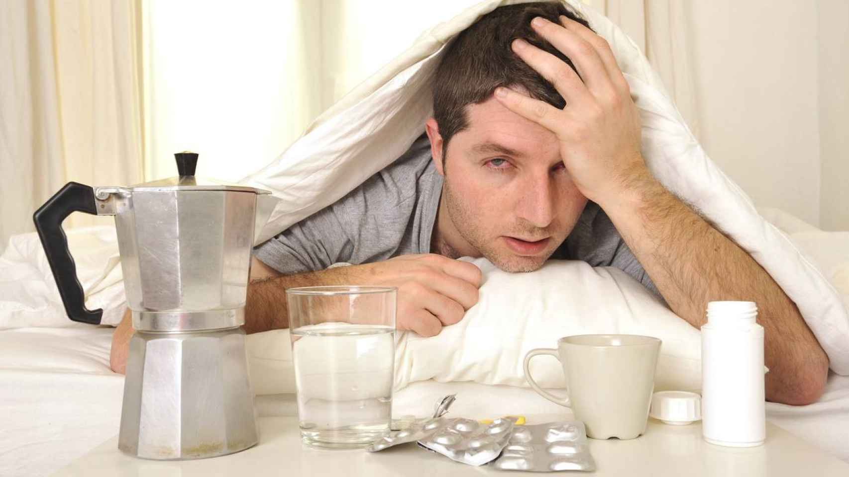 Una foto de archivo de un joven con resaca